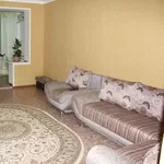 Сдаю на сутки 3 комнатную квартиру в 14 микр 1 этаж подъездный дом.
