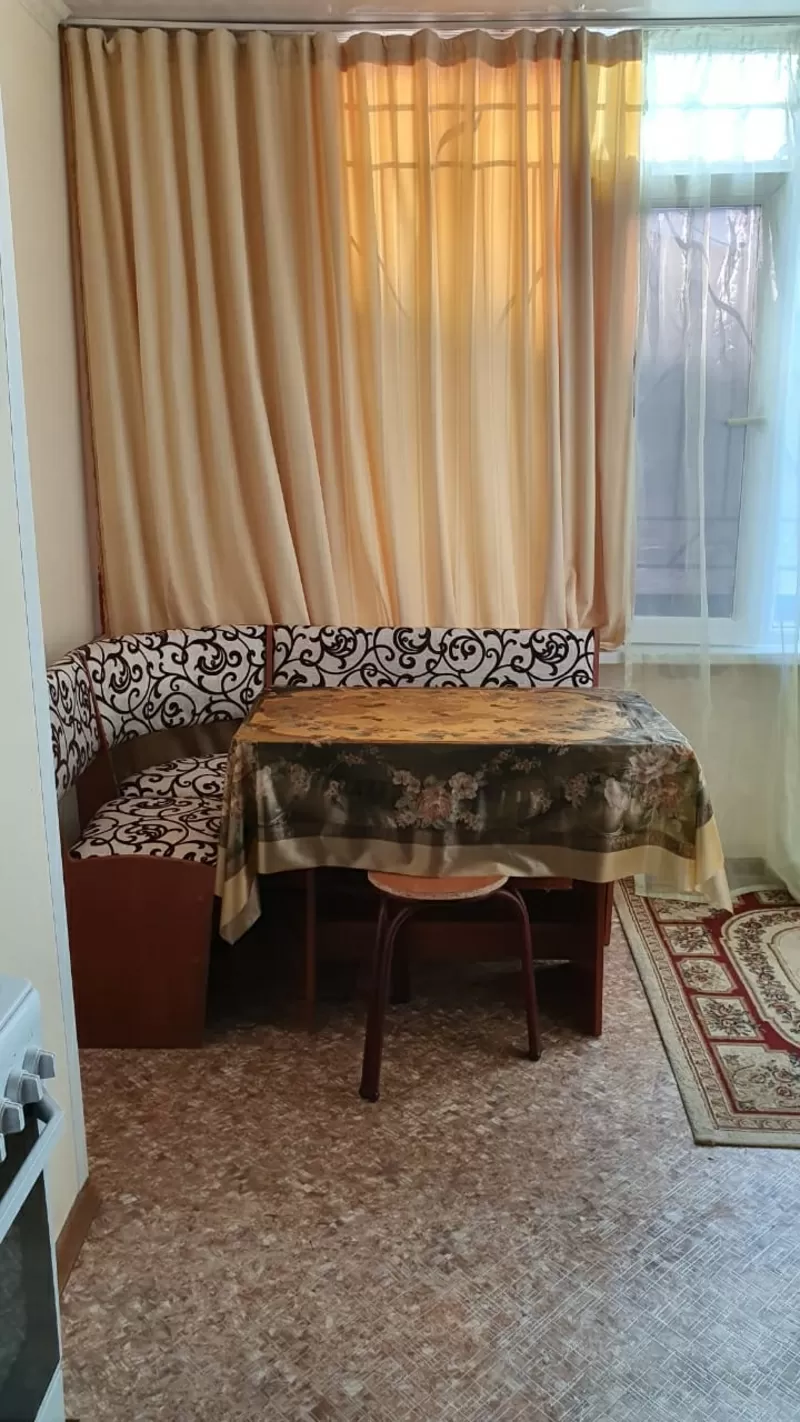 Сдаю на сутки 3 комнатную квартиру в 14 микр 1 этаж подъездный дом. 10