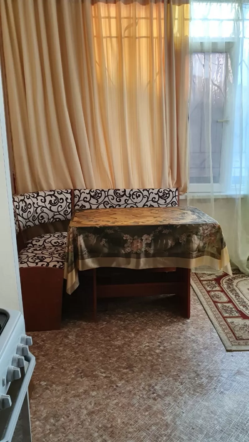 Сдаю на сутки 3 комнатную квартиру в 14 микр 1 этаж подъездный дом. 11
