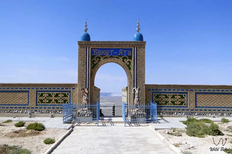 Такси Актау поездка к подземной мечети Караман ата, Бекет ата, Шопан ата Адай ата 3
