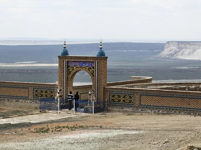 Такси Актау поездка к подземной мечети Караман ата, Бекет ата, Шопан ата Адай ата